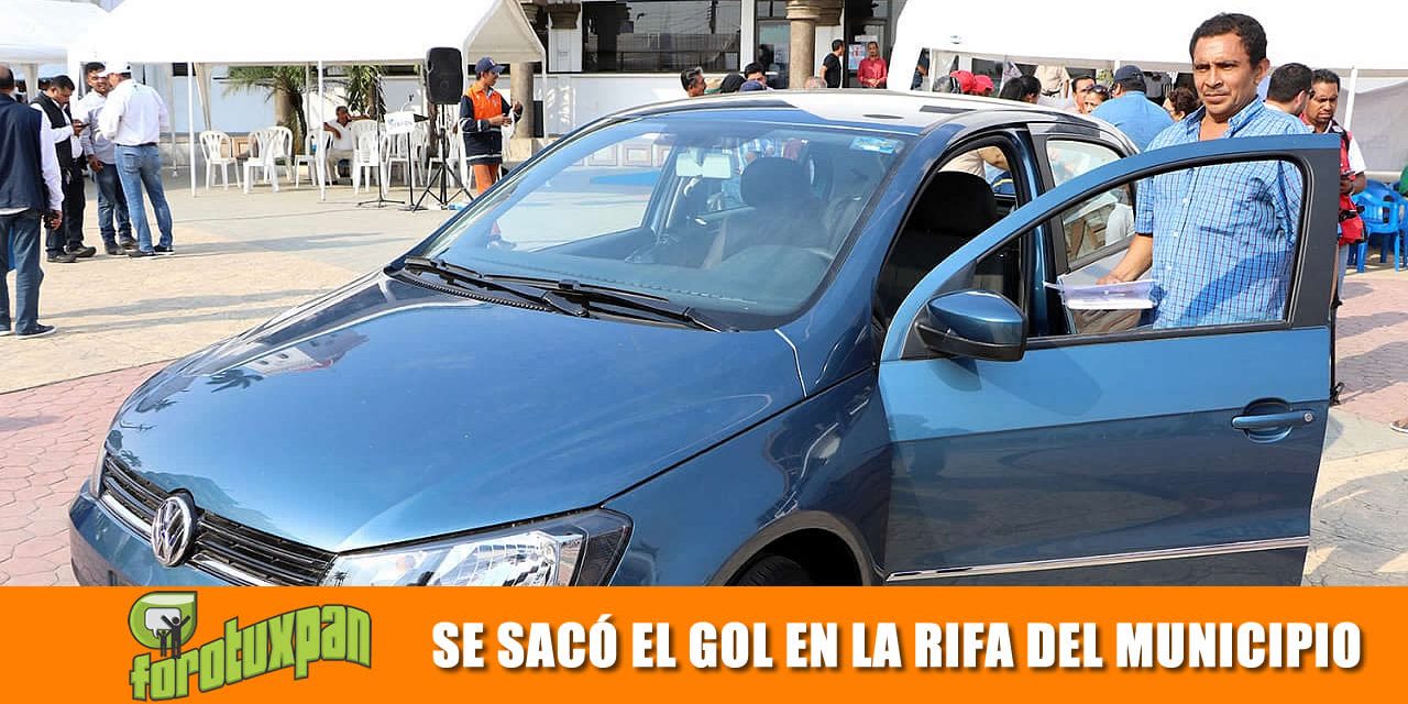 Alcalde entrega auto último modelo a ganador del cobro impuesto predial 2019