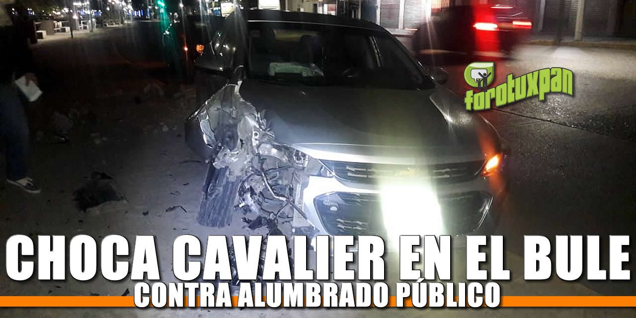 Choca Cavalier contra alumbrado público