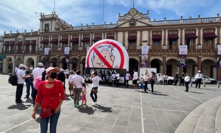 Se manifiestan contra AMLO en Xalapa