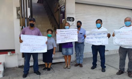 Manifestación de trabajadores afilados al SNTEA en el INEA