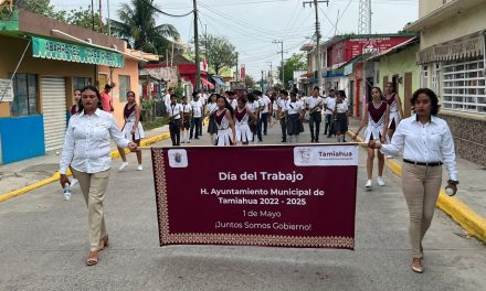 Lupita Rodríguez, encabezó desfile conmemorativo del Día del Trabajo en Tamiahua