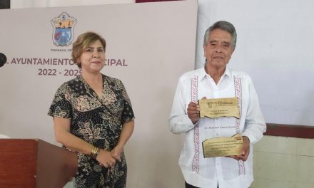 Gobierno municipal de Tamiahua, entrega reconocimiento al Dr. Atanasio García Durán por impartir su ponencia magistral “Nueva Escuela Mexicana”