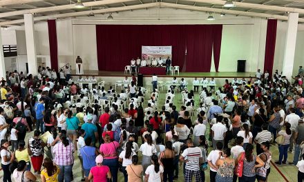Tamiahua: Entrega de apoyos económicos a niños y jóvenes estudiantes de escuelas primarias y secundarias