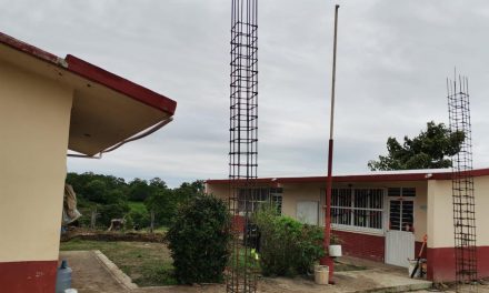 Tamiahua: Continúan trabajos de construcción del techado de una escuela primaria