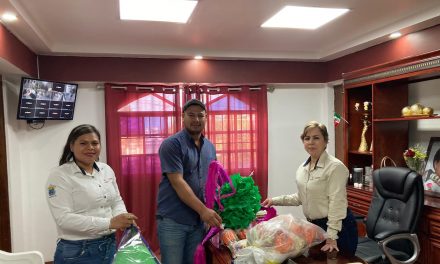 Tamiahua: Entrega de dulces y piñatas para este Día de Reyes