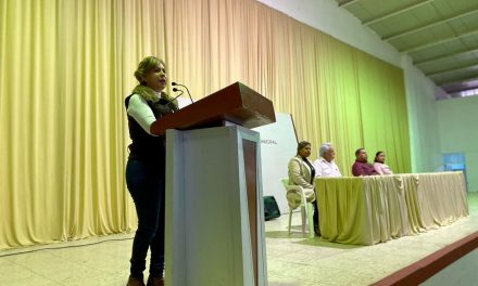 Lupita Rodríguez entrega apoyos a la población de Tamiahua