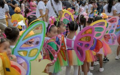 Con un colorido desfile, niños de preescolar dan la bienvenida a la primavera