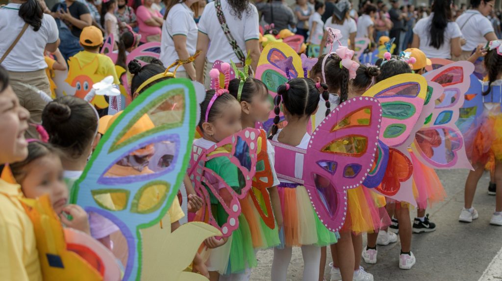 Con un colorido desfile, niños de preescolar dan la bienvenida a la primavera