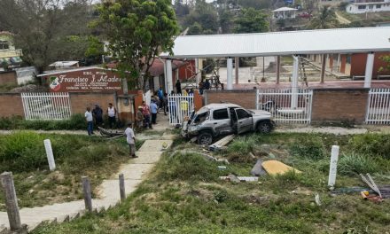 Milagroso escape de familia tras volcar su vehículo en la autopista México-Tuxpan