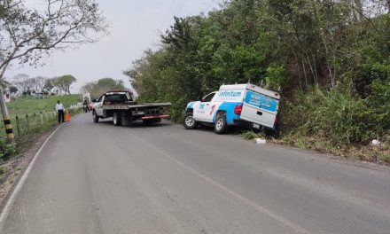 Conductor de TELMEX sale del camino en la Tuxpan-Tamiahua