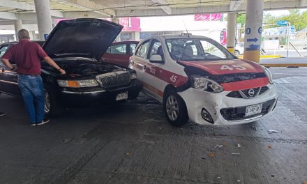 Conductor imprudente causa daños en estacionamiento de Tuxpan