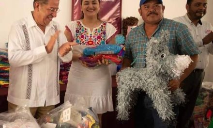 DIF y gobierno de Tuxpan entregan juguetes, piñatas y dulces para festejos del día del niño en 35 colonias y comunidades