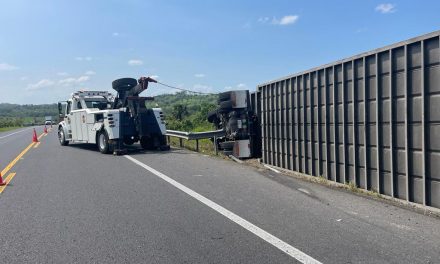 Tractocamión vuelca en la carretera Tuxpan-Tampico sin víctimas