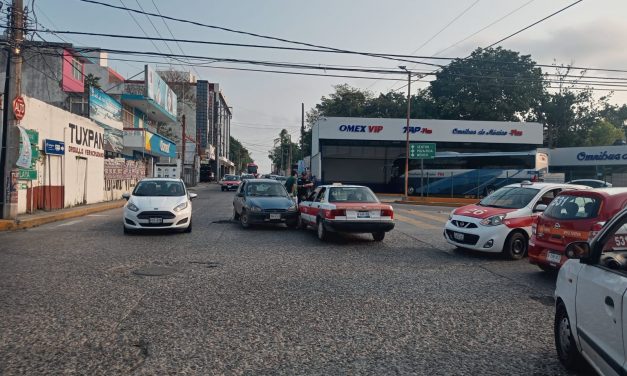 Sin heridos tras impacto en Tuxpan: Conductor irresponsable provoca accidente en la Avenida Cuauhtémoc
